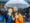 Junges Paar unter einem Regenschirm - lexoffice lässt Kleinunternehmen in der Corona Krise nicht im Regen stehen