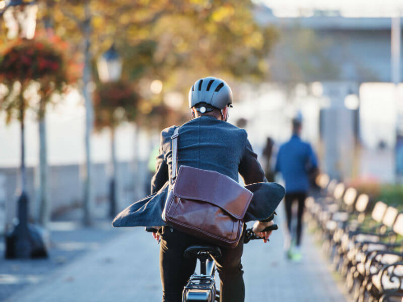 Ein Fahrradfahrer mit Helm und Tasche