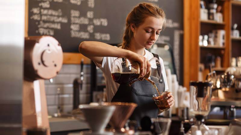 Mit einem eigenen Café selbstständig machen: So schaffst du Wohlfühlatmosphäre für mehr Umsatz